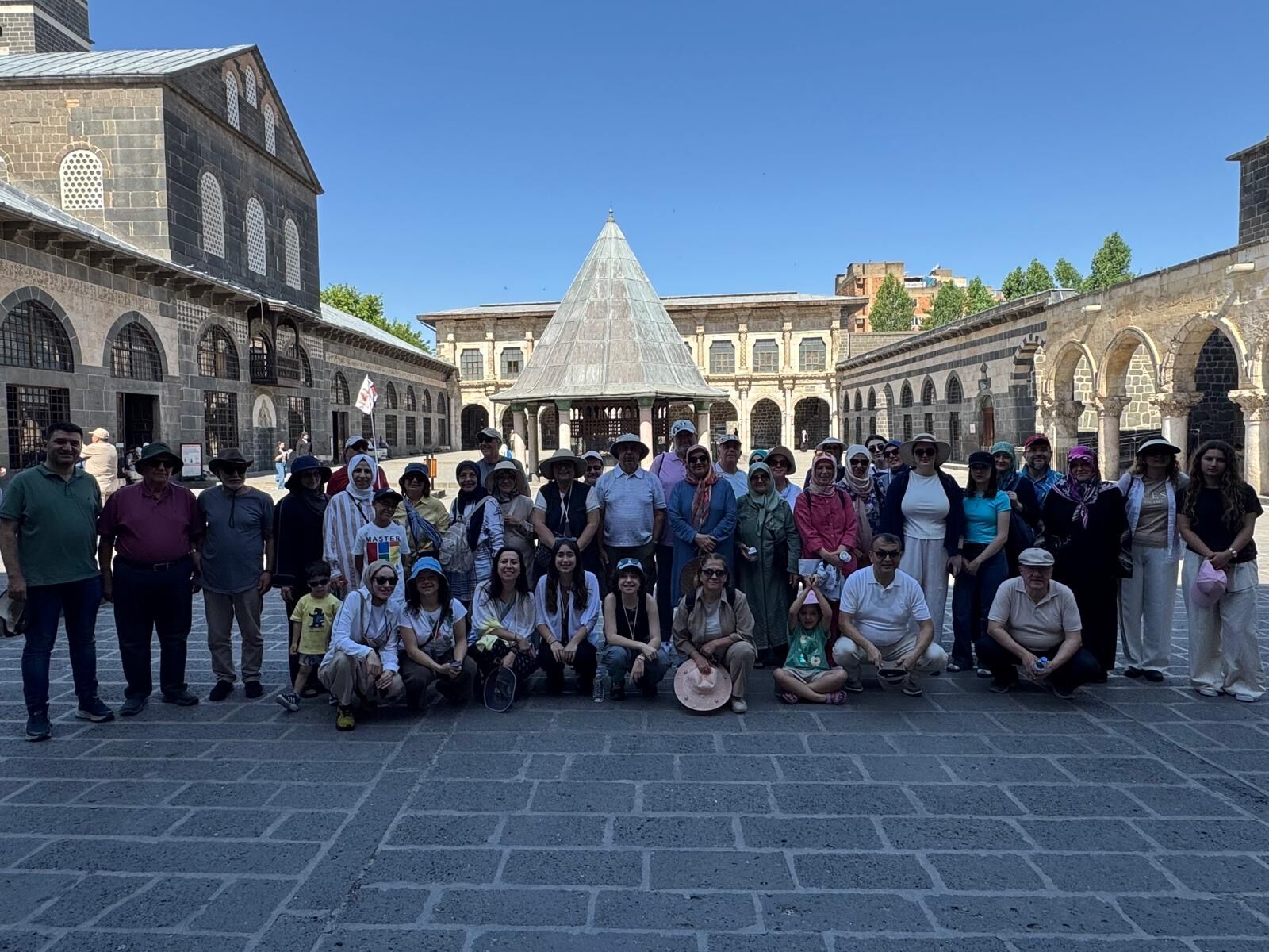 8 Diyarbakır Hasanpaşa Hanı Önündeki