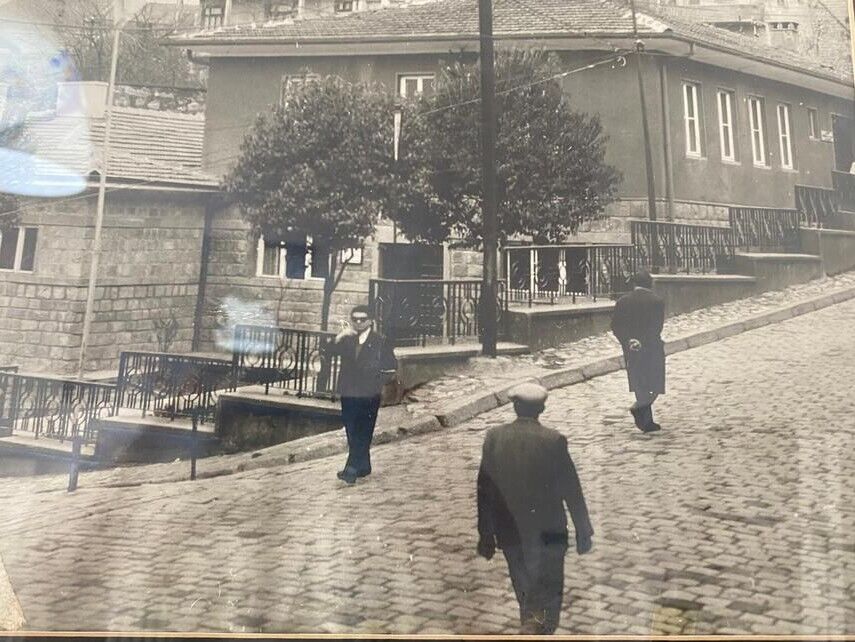 1 Yillardir Ayni Yerde-2